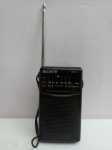 Antigo Rádio Portátil SONY Modelo ICF-S14, em ótimo funcionamento, aprox. 12 x 7 x 3cm,  apresenta desgastes, falta tampa compartimento de pilhas, vendido no estado