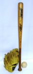 Kit Baseball, aprox. 75,5 x 6,5cm, composto de 1 Taco em madeira (Japonês), Bola (Japonesa) e Luva (Rawlings), apresenta marcas do tempo