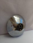 Antiga Calota VW Fusca, em metal cromado, aprox. 27 x 8cm; apresenta desgastes do tempo, vendido no estado, conforme apresentado nas fotos