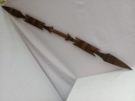 Antiga Lança Flecha Indígena, Esculpida em Madeira, Item Decorativo, aprox. 139m x 8cm, apresenta marcas do tempo