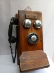 Telefone Parede Caixa em Carvalho, Fone Baquelite (Marca Ericsson), aprox. 52 x 33 x 22cm, partes em plástico, Apenas Decorativo, não funciona, apresenta desgastes do tempo, vendido no estado