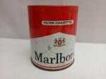 Antiga Lata Cigarros Marlboro, aprox. 10 x 8,5cm, Porta Canetas, Souvenir, apresenta desgastes, vendido no estado, conforme apresentado nas fotos