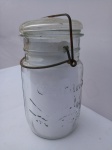 Compoteira Hermética, anos 50/60, em vidro translúcido, aprox. 19 x 12 x 11cm, com desenhos e escrita Cristaleria em Alto Relevo (Remanescente de estoque antigo)