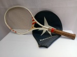 Kneissl - Raquete Tênis, Acompanha Capa, aprox. 65 x 28cm, apresenta marcas de uso e do tempo, vendido no estado