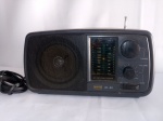 Rádio CCE, Modelo RP-88, carcaça com desgastes, funcionando; aprox. 24 x 16 x 6cm, vendido no estado, conforme apresentado nas fotos
