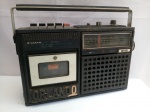 Rádio e Toca Fitas Sanyo, Modelo RM2420, aprox. 33 x 25 x 9cm, não testado, p/ retirada de peças ou restauração, apresenta desgastes, vendido no estado