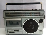 Rádio e Toca Fitas Sanyo, Modelo 2 Way Speaker, aprox. 33 x 29 x 9cm, não testado, apresenta desgastes, vendido no estado