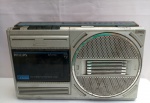 Rádio e Toca Fitas Philips, Modelo AR150, aprox. 31,5 x 20,5 x 8cm, não testado, p/ retirada de peças ou restauração, apresenta desgastes, vendido no estado