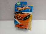 Miniatura Hot Wheels Dodge Challenger 71, aprox. 16,5 x 10,5 x 3,5cm, Miniatura em escala 1/64, Blister Original Lacrado, apresenta desgastes
