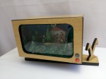 Luminária Antiga Modelo TV Déc 60, Iluminando Imagem Presépio, aprox. 28 x 17 x 16cm, Vidrô Translúcido Bombê, caixa forrada em Fórmica, Funcionando (110V), apresenta marcas do tempo