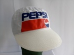 Boné Oficial Pepsi, Made U.S.A., Aba em Curvin, tonalidade Branca. Obs.: Expositor boné não acompanha