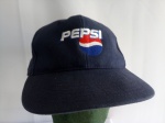 Boné Oficial Pepsi, U.S.A., tonalidade azul marinho, Ajustável. Obs.: Expositor boné não acompanha