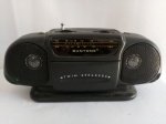 Mini Rádio Bombox, AM-FM, aprox. 18 x 8 x 6,5cm, Manufatura SUNTONE, Funcionando, porém apresenta desgastes
