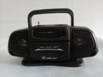 Mini Rádio Bombox, AM-FM, manufatura LIFELONG, funcionando; aprox. 18 x 8cm, apresenta marcas do tempo