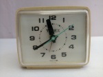 Relógio Elétrico Timex, Modelo 7369A, Funcionando, Made U.S.A.; aprox. 8,5 x 7,5 x 7cm, apresenta desgastes, vendido no estado
