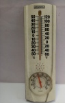 Termômetro e Higrômetro SPRINGFIELD, aprox. 22 x 7cm, material sintético, apresenta marcas do tempo, no estado