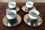 Conjunto de 4 Xícaras de porcelana para Café - e apoio espessado a prata. 