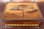 Caixa de madeira marchetada com desenho de paisagem , com desgastes , possivel cigarreira , Mede: 18  x 13 x 8 cm
