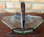 Art Decô - porta guardanapo em  vidro jateado e metal. Falta um parafuso da alça. Mede: 20 cm.