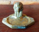 Cinzeiro em tema egípcio em bronze . Mede : 10 cm
