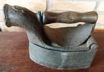 Antigo ferro de passar roupa com brasa, cabo de madeira - no estado.