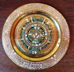 Belíssimo prato mexicano com calendário em bronze pintado. Mede: 20 cm.