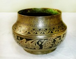 Belo cachepot em bronze indiano. Mede 14x10 cm