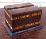 Antiga cigarreira em madeira marchetada  , peça muito interessante ao puxar a caixa o cigarro aparece. Mede 10 x 8 x 8 cm 