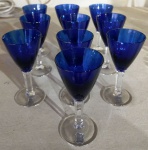 Jogo de 8 taças  para licor  em cristal HERING Azul cobalto . Medem 10 cm
