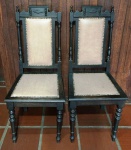 2 cadeiras antigas com forração em corinho.