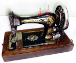 Antiga Máquina de costura a manivela , numerada funcionando . Bem conservada. Na caixa de madeira original