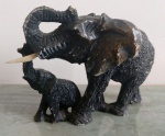 Enfeite em pedra esculpida de elefante , falta uma das presas de marfim . Mede: 10 x 14 cm.