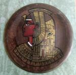 Prato em bronze com cena egípsia representando faraó. Mede: 22 cm 