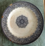 Muito antigo prato em porcelana com vários bicados. Mede: 