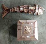 2 peça com trabalho em madripérola , porta treco e peixe . Medem: 18 cm e 8 x 8 cm. No estado.