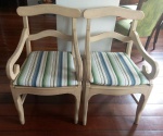 Antigo par de cadeiras em madeira com encosto de braço, fundo maciço. Perfeitas. Medem: 85 x 46 x 47 cm