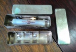 2 Caixas de seringas antigas com suporte interno , uma seringa de vidro com agulhas. Marcas do tempo .