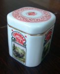 Delicada e pequena caixa de porcelana pintada para  chá . Mede: 8 x 5 cm