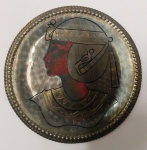 Prato em cobre pintado com desenhos egípsios com foto da uma rainha . Mede: 24 cm.