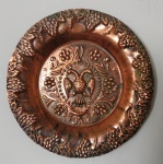 Prato em cobre trabalhado com representação da águia bícéfala  representativa do leste europeu. Mede: 22 cm