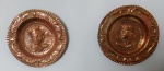 Par de pratos em cobre com representação realezas espanholas. Mede: 20 cm cada.