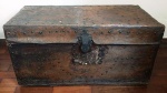 Antigo Baú em madeira revestido em couro cru- Marcas do tempo. Mede: 74 x34 x 38 cm.
