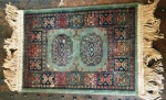Antigo tapete de sofá oriental - a identificar - Mede: 36 x 25 cm