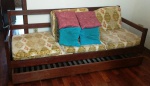 Antigo e grande sofá bicama em madeira - Não possue o colchão debaixo. Mede : 197 x 75 x 74 cm