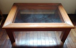 Mesa de centro em mogno com vidro. Mede: 98 x 68 cm