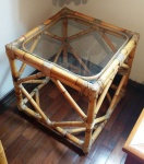 Mesa de canto em bambu com vidro. Mede: 51 x 51 x 50 cm.