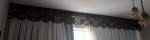 Barra de cortina em madeira trabalhada. Mede: 340 x 22 cm 