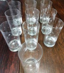 Conjunto de 10 copos  de suco em antigo cristal com bolinhas.Mede: 15 cm