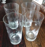 Conjunto de 4 copos de suco  em antigo cristal com desenhos de folhas .Mede: 15 cm