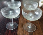 Conjunto de 4 taças de champagnhe em antigo cristal trabalhado .Mede: 11 cm